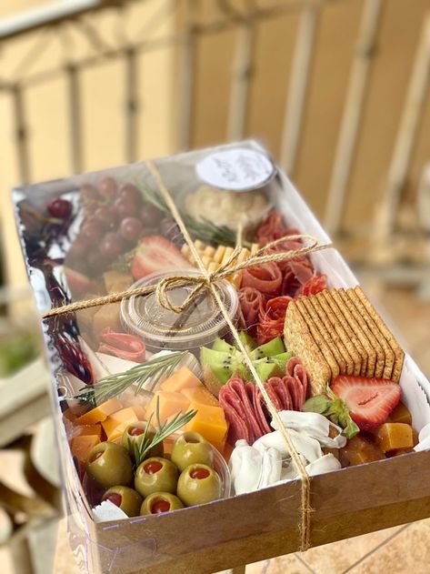 Charcuterie Board Present, Cheese Board Basket, Birthday Food Gifts, Charcuterie Board Basket Gift, Charcuterie Board Business Names, Foodbox Ideas, To Go Charcuterie Board, Picnic Boxes Ideas, Cheese Board Gift Ideas