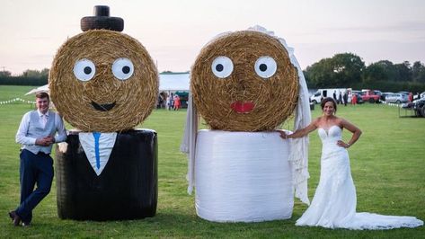 Bride And Groom Hay Bales, Hay Bale Fall Decor, Hay Bale Decorations, Tractor Wedding, Farmer Wedding, Wedding Straws, Shed Wedding, Rustic Farm Wedding, Straw Bale