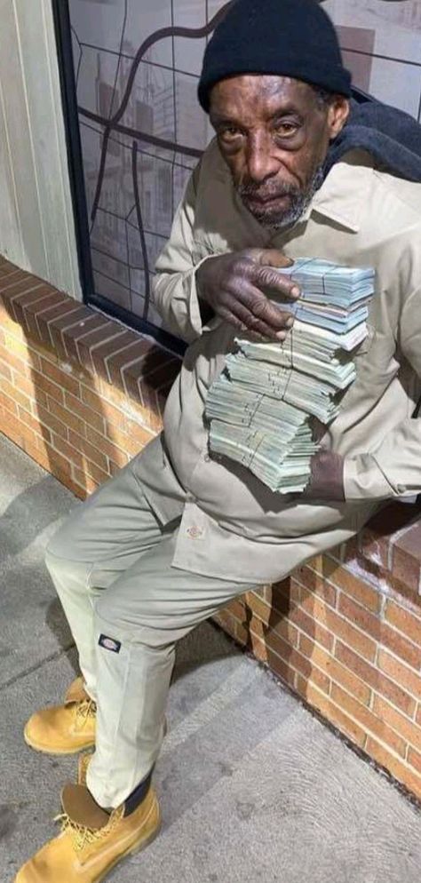 Meek Mill Money Wallpaper, Hood Dudes With Money, Black Man With Money, Counting Money Aesthetic, Guy Holding Money, Meek Mill Wallpaper, Money Mood Pictures, Boys Profile Pic, Bag Full Of Money