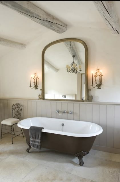 Love this modern country bathroom Modern Country Bathrooms, Modern Country Bathroom, Baie Vintage, Country Bathroom Designs, Makeover Kamar Mandi, Roll Top Bath, Cottage Bathroom, Country Bathroom, Rustic Bathrooms