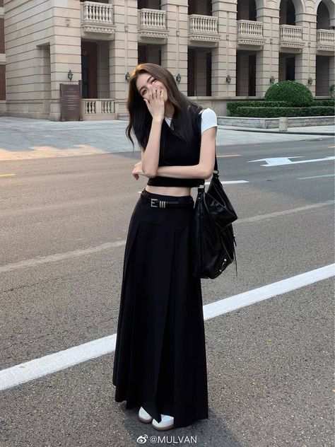 Midi Skirt Y2k, Black Skirt Outfits, Maxi Skirt Outfits, Skirt Y2k, Black Pleated Skirt, Modest Fashion Outfits, 인물 사진, 가을 패션, Korean Street Fashion