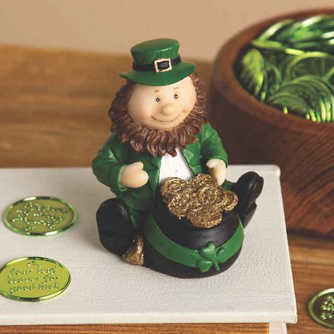 Sculpey Ideas, St Patricks Decorations, Chasing Rainbows, Gold Home Decor, Wedding Party Supplies, Decor Figurines, Card Box Wedding, Pot Of Gold, St Pattys Day