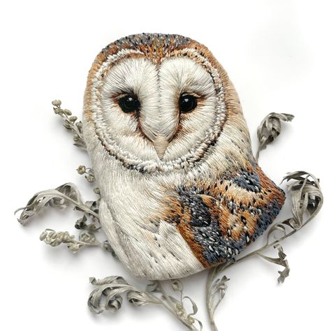 Owl Sewing, Needle Painting, Owl Embroidery, Dog Embroidery Designs, Owl Brooch, Textile Art Embroidery, Bird Crafts, Bird Embroidery, Thread Painting