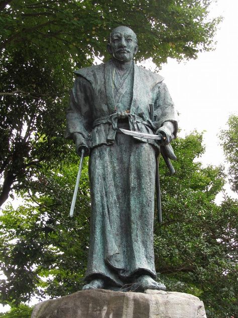 Miyamoto Musashi was the author of the Five Rings, the classic treatise on living the samurai way. This is a statue of him at his grave. Samurai Code, Seven Virtues, Japanese Martial Arts, Vagabond Manga, Five Rings, Miyamoto Musashi, Ring Tattoos, Cultural Activities, Kendo