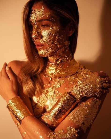 Sesion Ideas, Gold Photoshoot, Dramatic Dress, Gold Corset, Gold Goddess, Dramatic Dresses, Gold Makeup Looks, Glitter Photography, Festival Outfits Rave