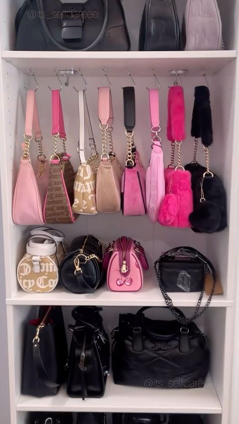 Purse Wall Display, Bag Display Ideas Bedroom, Purses And Handbags Organization, Accessories Organization Ideas, Apartment Decor Studio, Small Space Living Apartment, Purse Wall, Styling Living Room, Modern Maximalist Decor