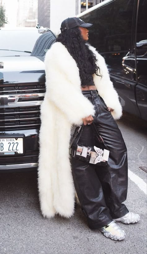 Black Outfits For Women Streetwear, White Winter Aesthetic Outfit, Full Length Coat Outfit, Floor Length Fur Coat, Fur Coat And Jeans Outfit, Black Fluffy Coat Outfit, Long Fur Coat Outfit Street Style, Long Fur Jacket Outfit, Urban Winter Outfits For Women