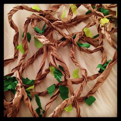 VINES.... just in case you need to decorate... brown craft paper or paper bags cut into strips & roll/twist them... cut out leaves with different colors of green construction paper & attach leaves with glue gue... Jungle Thema, Lion King Party, Lion King Baby, Lion King Birthday, Deco Jungle, Jungle Birthday Party, King Birthday, Safari Birthday Party, Jungle Birthday