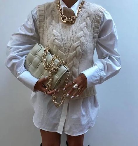 Sweater Vests For Women 2023: 30 Best Outfits To Copy Beige Outfits, Classic Fashion Pieces, Sweater Vest Outfit, White Tennis Skirt, Boujee Outfits, Solid Color Sweater, Beige Outfit, Chic Sweaters, Vest Fashion