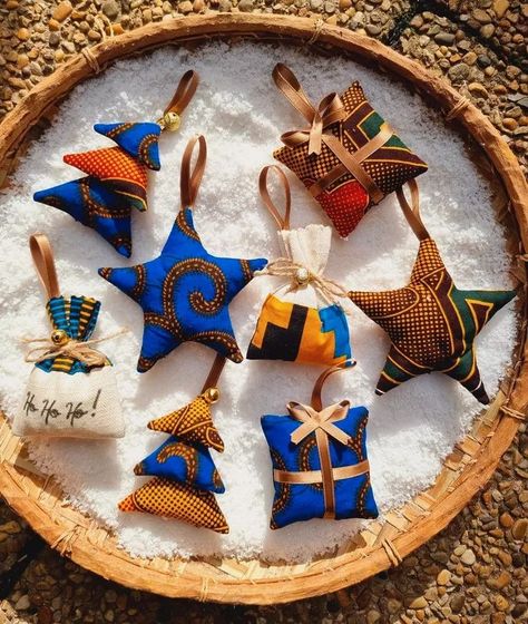 Diy Kwanzaa Decorations, 2 Christmas Trees, Ornament Shapes, Christmas Dinner Decorations, African Christmas, African Crafts, Handmade Christmas Crafts, Christmas Interiors, Xmas Tree Ornament