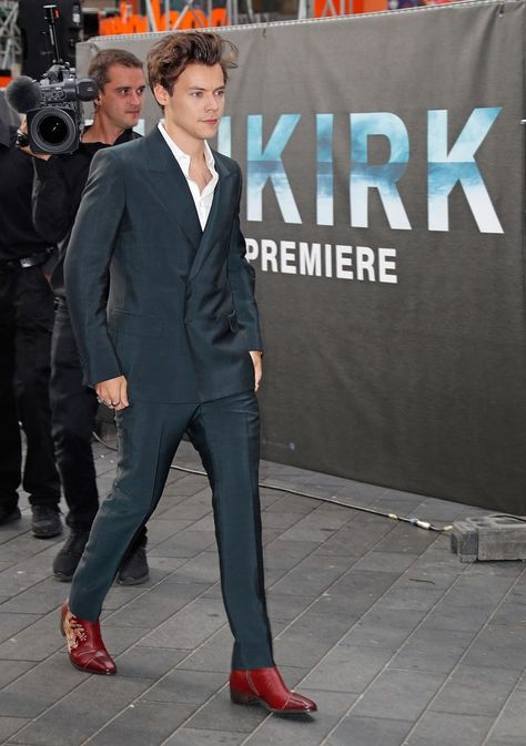 20 times Harry Styles proved himself a style icon Dunkirk Premiere, Harry Styles Dunkirk, Gambar One Direction, Harry Styles Outfit, Vogue France, One Direction Harry Styles, Harry Styles Cute, Haikou, Jack Kerouac