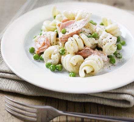 A heart healthy, speedy meal packed with omega-3s ready in just 20 minutes Trout Pasta, Camper Recipes, Smoked Trout Salad, Horseradish Recipes, Pea Pasta, Mushy Peas, Smoked Trout, Healthy Salmon, Shellfish Recipes