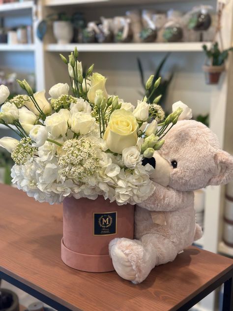 Teddy Bear Floral Arrangements, Bear Flower Arrangement, Teddy Bear Flower Arrangement, Norooz Crafts, Teddy Bear With Flowers, Basket Flower Arrangements, Teddy Bear Hug, Baby Shower Box, Baby Boy Decorations