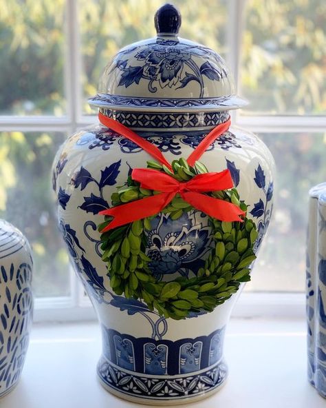 Chinoiserie Christmas, Blue Christmas Decor, Chinoiserie Blue, Porte Cochere, Gold Christmas Decorations, Blue And White Vase, White Christmas Decor, White Vase, Christmas Tablescapes