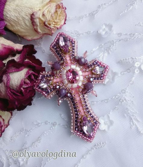 Tambour Beading, Crystal Embroidery, Beaded Jewelry Necklaces, Beaded Jewels, Doll Painting, Beaded Cross, Bead Embroidery Jewelry, Hand Embroidery Art, Handmade Beaded Jewelry