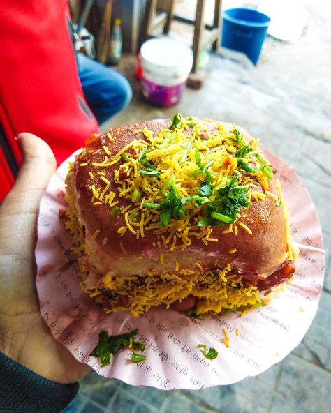 💖Dabeli💖 .. .. Was craving for some hatkey street food and then guess what i found a place which serves this hatkey dabeli....😋😋😋 .. Dabeli… Dabeli Food, Street Food Snap, Food Snap, Food Snapchat, Chicken Burgers, Salmon Burgers, Street Food, Beauty Products, Snapchat