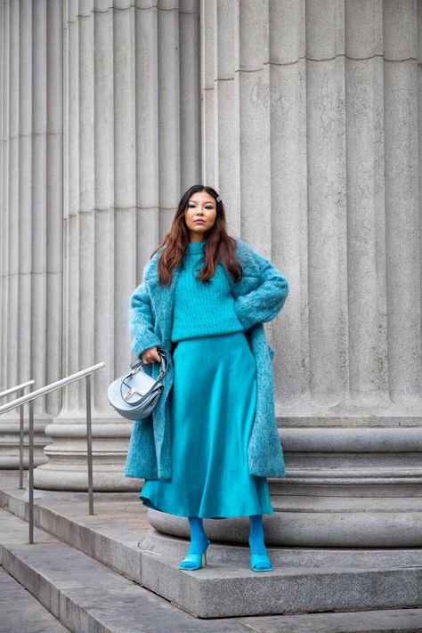 Turquoise winter outfit Turquoise Outfit, Turquoise Clothes, Outfits New York, Turquoise Fashion, Nova Fashion, Monochromatic Fashion, Fall Mood, Monochromatic Outfit, Travel Luxury