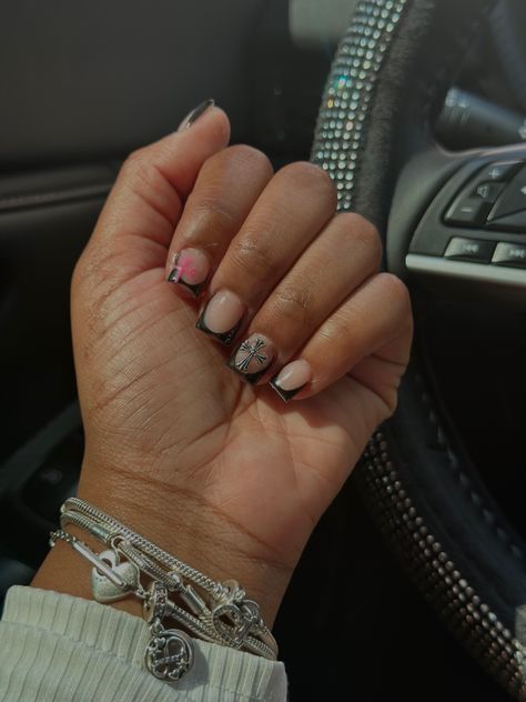 Cute Nails Tips Design, Short French Tip Freestyle, Short Set French Tip, Short Square Acrylic Nails Black French Tips, Cute Classy Short Acrylic Nails, Black Frenchies Nails Short, Black Shirt French Tip Nails, Black French Tip Design Nails, Cross Short Nails