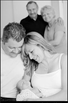 Grandparents Photo Frame, Photography Ideas Family, Grandparents Photography, Family Grandparents, Grandparent Photo, Foto Newborn, Generation Photo, Poses Family, Creation Photo