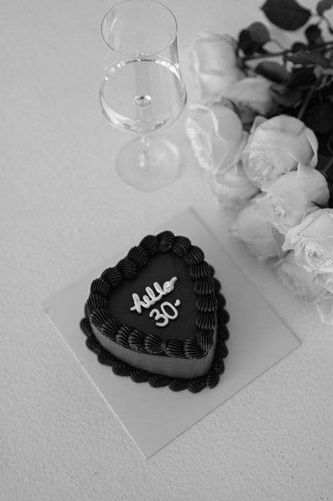 30th Birthday Aesthetic For Women, 30 Heart Cake, 30 Th Birthday Cake For Women, All Black 30th Birthday Cake, 30 Years Old Aesthetic, Turning 30 Aesthetic, Birthday 30 Men Decor, 30 Cake Ideas, 30th Birthday Vision Board