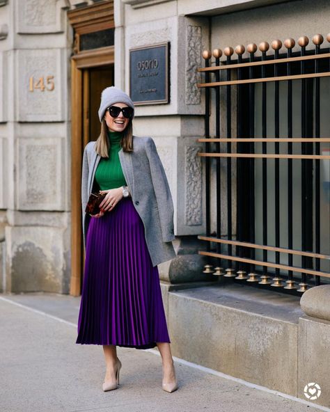 Purple Skirt Outfits 25 Ways To Style A Purple Skirt #skirts #summerstyletrends #outfittrends #chicoutfits Light Purple Skirt Outfit, Purple Pleated Skirt Outfit, Lavender Skirt Outfit, Outfits With Purple, Light Purple Skirt, Purple Skirt Outfit, Long Purple Skirt, Midi Rock Outfit, Purple Midi Skirt