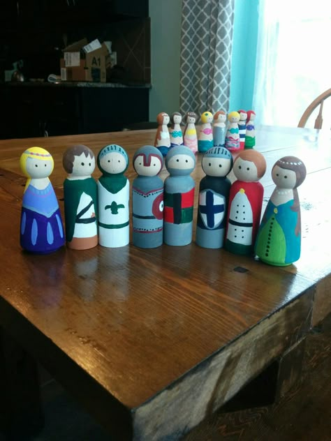 Knights and Royal family peg dolls Medieval Peg Dolls, Castle Peg Dolls, Family Peg Dolls, Upcycle Toys, Castle Crafts, Wooden Castle, Wooden Peg Dolls, Wood Peg Dolls, Handmade Wooden Toys