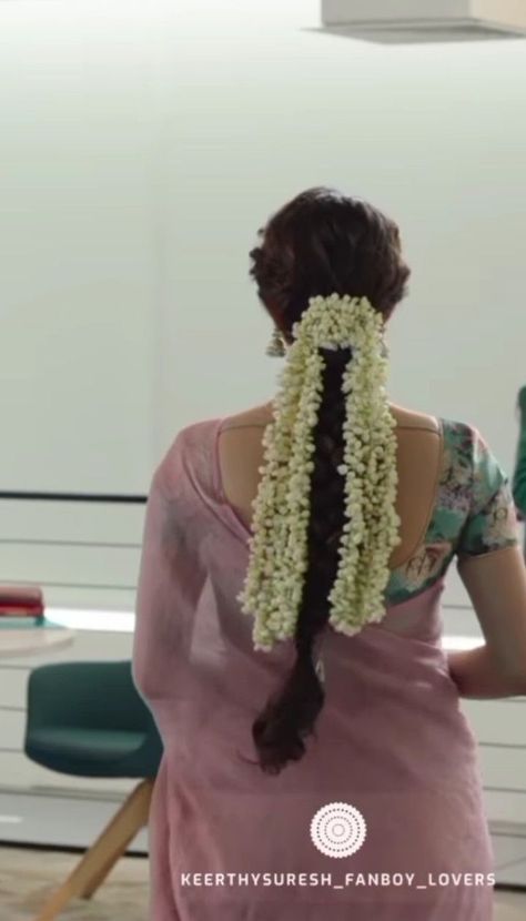 Effortless Messy Bun Hairstyles for Lazy Days Hairdo With Flowers Indian, Traditional Hairstyle With Jasmine Flower, Gajra Hairstyles Open South Indian, Saree With Braided Hair, Flower In Hair Indian, Tamil Hairstyle With Flowers, Jasmine Flower Hairstyle For Saree, Jasmine Hairstyles Indian, Indian Hairdo