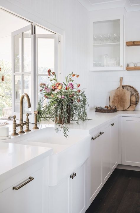 The white country shaker-style kitchen in this Queensland homestead is lifted by lots of light and fresh flowers. Australian Country Kitchen, Queenslander Kitchen Renovation, Country Coastal Kitchen, White Queenslander, Federation Kitchen, White Farm Kitchen, Queenslander Interior, Queenslander Kitchen, Manifesting House