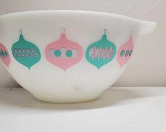 Christmas Pyrex, Vintage Modern Kitchen, Vintage Pyrex Patterns, Pyrex Patterns, Modern Kitchen Accessories, Christmas Bowl, Halloween Lovers, Vintage Kitchenware, White Bowls