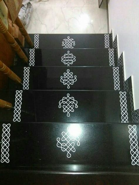 Staircase Rangoli Designs, Rangoli Designs For Stairs, Gadapa Muggu Designs Traditional, Stairs Rangoli Designs, Muggu Designs, Border Kolam, Melikala Muggulu, Rangoli Designs Videos, Indian Rangoli Designs