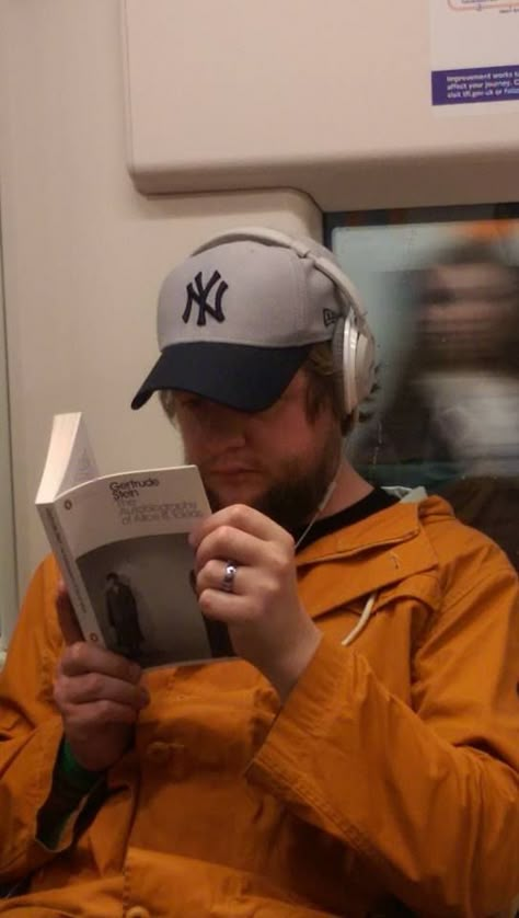 Guy Reading Book, Guy Reading, Men Reading, Reading People, People Reading Books, Formal Dresses For Men, Guys Read, Dresses For Men, Reading Motivation