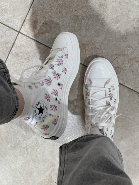 #converse #sneakers #shopping #shoes #ootd #fashion Flower Converse, Cute Converse, Shopping Shoes, Pretty Shoes Sneakers, Cargo Pants Outfit, Cute Nikes, Swag Shoes, Converse Sneakers, Fall Shoes