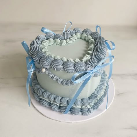 Vintage heart cake, light blue with bows Heart Cake Blue And White, Light Blue Heart Shaped Cake, Cake Designs Blue And White, Blue Vintage Wedding Cake, Baby Blue Heart Cake, Something Blue Cake, Light Blue Vintage Cake, Baby Blue Birthday Theme, Light Blue Heart Cake