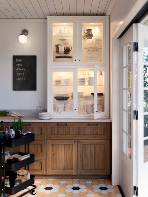 Great ideas for a family kitchen - IKEA Kitchen Cabinet Over Window, Designer Ikea Kitchen, Ikea Kitchen Farmhouse Style, Timeless Ikea Kitchen, Budget Ikea Kitchen, Kitchen Outside Ideas, Beautiful Ikea Kitchen, Ikea Off White Kitchen, Counter Top Cabinet Kitchen