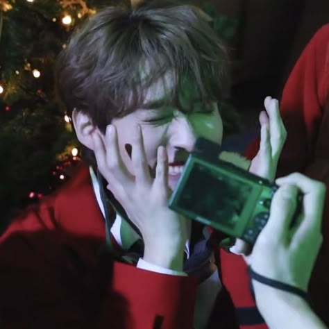 Christmas Lee Know, Leeknow Christmas, Lee Know Christmas, Straykids Leeknow, I Know You Know, Instagram Inspiration Posts, Lee Know Stray Kids, Kid Memes, Lee Minho