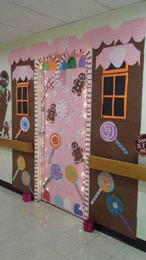 Holiday Classroom Decorations, Christmas Hallway, Door Decorations Classroom Christmas, Christmas Door Decorating Contest, Christmas Classroom Door, School Door Decorations, Door Decorating Contest, Christmas Decorations Diy, Christmas Bulletin