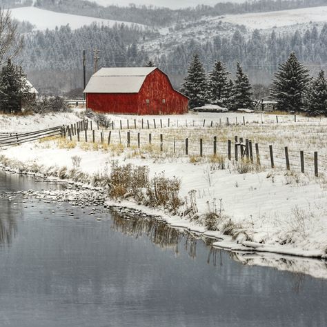 🇺🇸 Winter stillness (Swan Valley, Idaho) by James Neeley ❄️🌾 Red Barn Photos, Winter Farm, Farm Scenes, American Barn, Barn Pictures, Country Barns, Snow Photography, Farm Buildings, Farm Barn