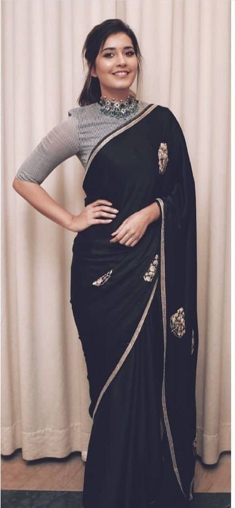 Ashuuu New Model Fancy Sarees, Fancy Saree Poses, Saree Ideas For Graduation Day, Black Sari Pose, Photo Poses For Saree Look, Farewell Party Saree Ideas, Saree Posing Ideas, Black Saree Poses Photoshoot Ideas, Black Saree Photoshoot Poses