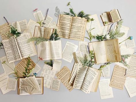 Book Wall Decoration, Book Art Wall, Diy Book Decor Ideas, Book Pages Wall Decor, Diy Book Wall, Books On Wall, Book Mural, Book Decor Ideas, Book Wall Decor