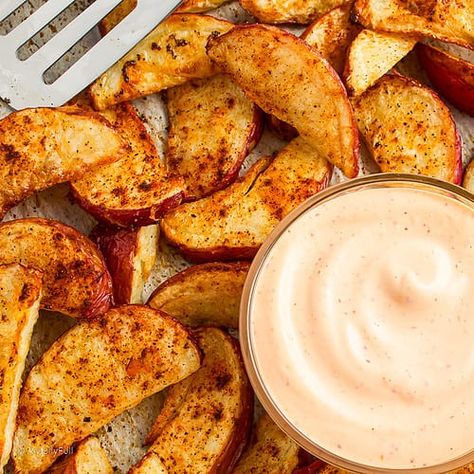 Seasoned Red Potato Wedges with Quick Sriracha Mayo - Joyfully Full Red Potato Wedges, Red Potato, Paprika Potatoes, Sriracha Mayo, Spicy Mayo, Vegetarian Chili, Sriracha Sauce, Potato Wedges, Red Potatoes