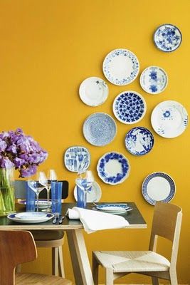 Clever! I bet there are some great dishes lurking at thrift stores that would be perfect for this... Plates On The Wall, Yellow Dining Room, Yellow Room, Yellow Kitchen, Yellow Walls, Blue Plates, Kitchen Colors, Mellow Yellow, Wall Color