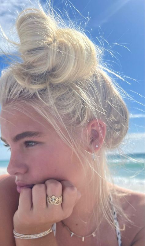 Blonde Girl Beach, Pinterest Girl Aesthetic, Blonde Bun, Beach Blonde Hair, Tan Blonde, Bright Blonde Hair, Cute Hair Colors, Selfie Inspo, Girl Beach