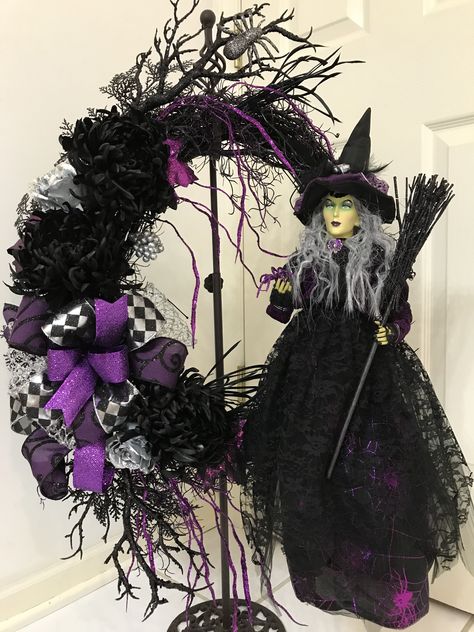 Witch Wreaths, Halloween Grapevine Wreath, Adams Family Halloween, Halloween Wreath Ideas, Voodoo Halloween, Halloween Decorations Wreaths, Halloween Centers, Cat Wreath, Halloween Witch Dolls