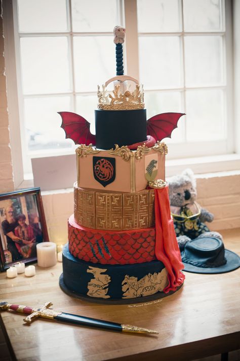 Game Of Thrones Wedding Cake, Game Of Thrones Birthday Cake, Game Of Thrones Inspired Wedding, Ren Faire Wedding, Game Of Thrones Birthday, 50 Cake, Game Of Thrones Cake, Tiara Cake, Dragon Wedding