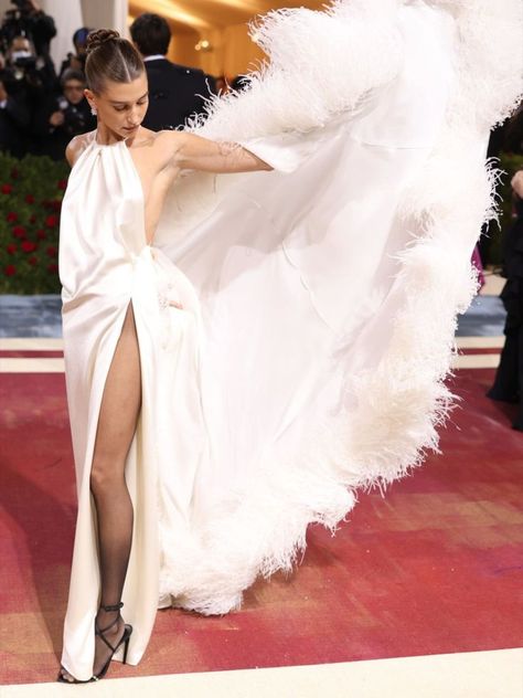 Hailey Bieber Met Gala, Wedding Guest Updo, Hailey Baldwin Style, The Met Gala, Hailey Baldwin, Hailey Bieber, Red Carpet Looks, White Formal Dress, One Shoulder Wedding Dress