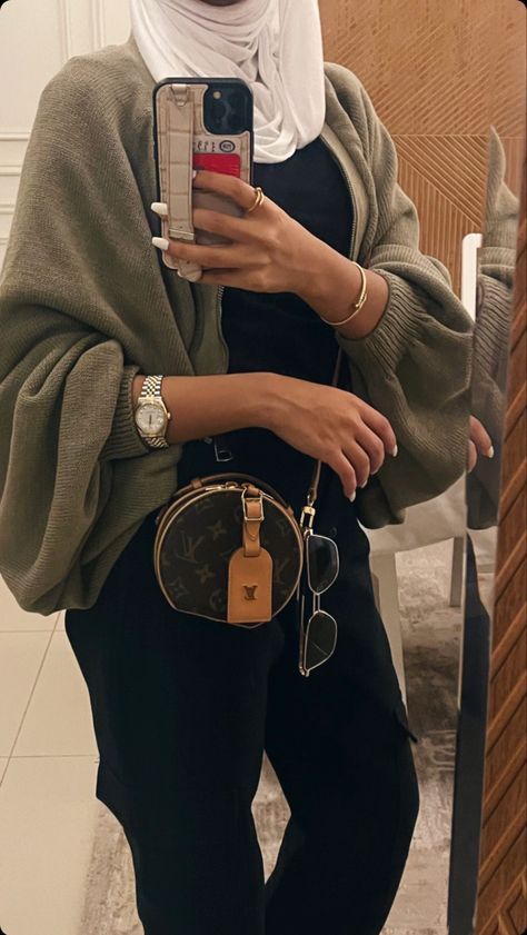 @dailyykut on instagram Kuwait Outfits, Korean Fashion Kpop Bts, Golden Goose Sneakers Outfit, Chanel Fragrance, Winter Coat Outfits, Stylish Hijab, Korean Fashion Kpop, Bella Hadid Outfits, Uni Outfits