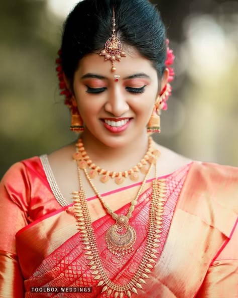 Kerala Hindu Bride, South Indian Wedding Hairstyles, South Indian Bride Saree, South Indian Bridal Jewellery, Indian Wedding Bride, Kerala Bride, Indian Wedding Jewelry Sets, Bridal Sarees South Indian, Indian Bridal Sarees