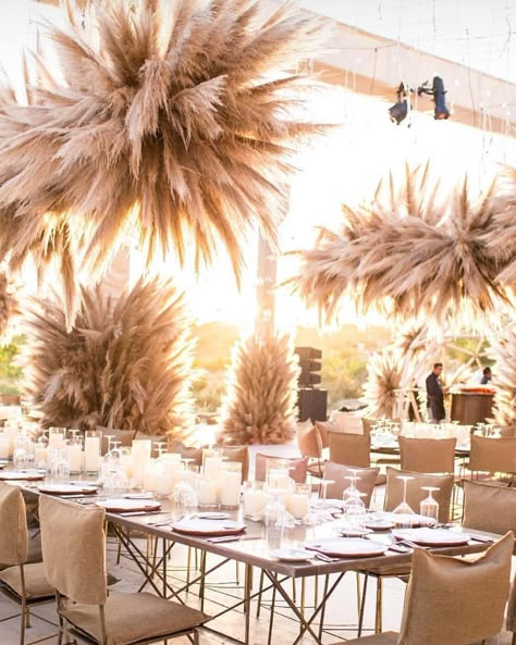 The pampas grass trend is blowing up on Instagram. Read on to find out how this garden weed turned into a favorite. Bar Casa, Minimalist Dekor, 60th Bday, Hipster Wedding, Glam Bride, Rustic Wedding Decorations, Grass Decor, Pampas Grass Decor, Grass Wedding