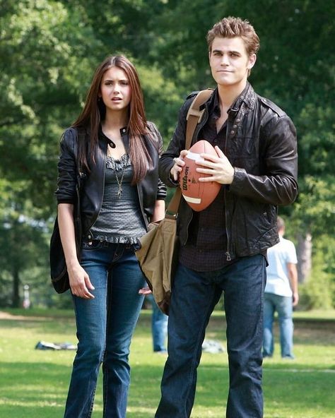 Elena Gilbert Style, Gilbert Aesthetic, Vampire Diaries Outfits, Katerina Petrova, Vampier Diaries, The Vampire Diaries 3, Vampire Diaries Stefan, Vampire Diaries Wallpaper, Magic Moments