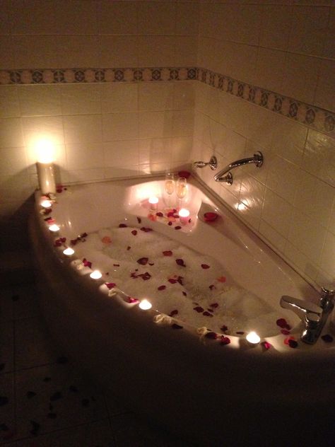 When u r fall in love, u create such beautiful, romantic things like this.. <3 Bathroom Ideas Couples, Romantic Bathroom Ideas Couples, Romantic Bath Ideas, Romantic Bathroom Ideas, Shower Motivation, Romantic Bathtub, Romantic Bubble Bath, Bubble Bath Aesthetic, Romantic Bathroom